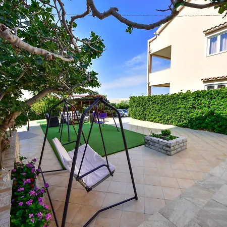 Melandura By Interhome Dinjiska