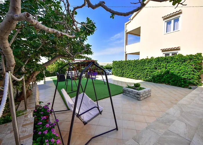 Melandura By Interhome Dinjiska